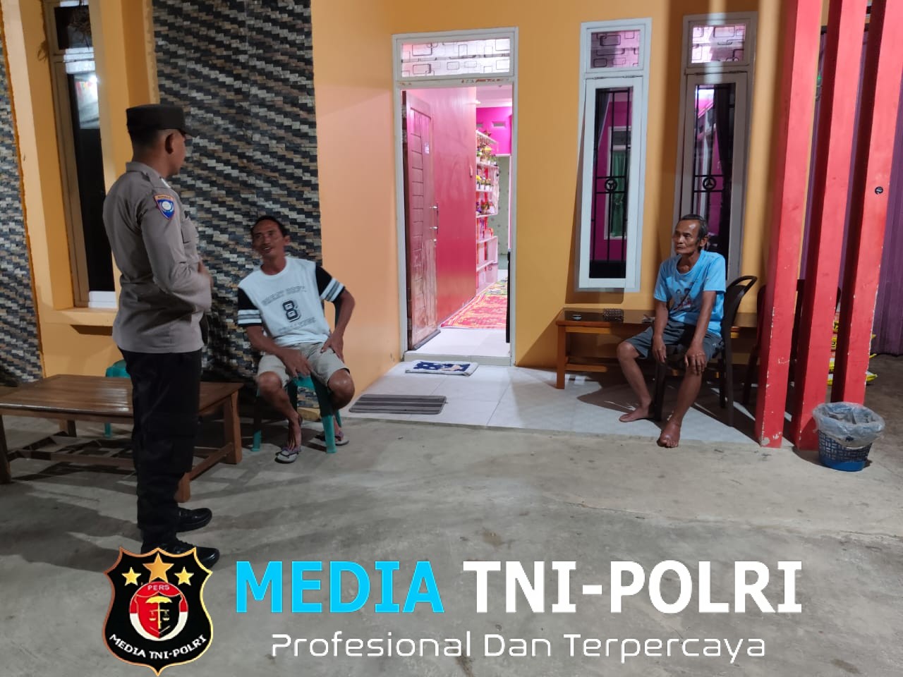 Temui Warganya Di Saat Petugas Laksanakan Patroli Malam