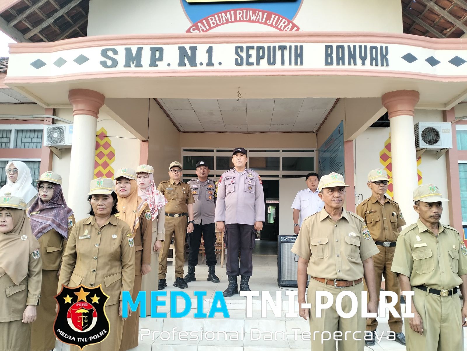 Polsek Seputih Banyak Laksanakan Pembinaan Pelajar Lewat Upacara Bendera di Sekolah-Sekolah