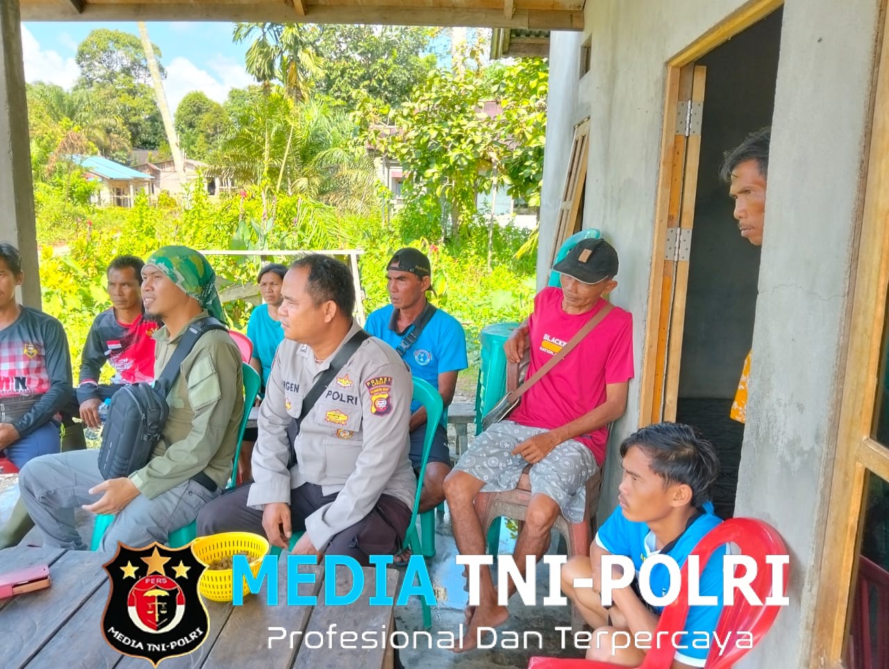 Personil Polsek Mempawah Hulu Sapa Warga untuk Jaga Kamtibmas