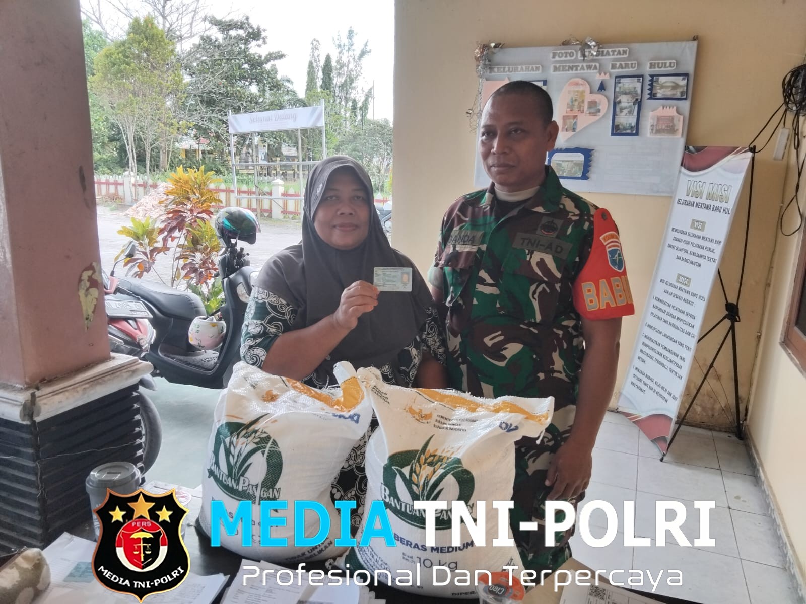 Babinsa Koramil 1015-03/Mentawa Baru Ketapang Lakukan Pendampingan Pembagian Beras Dari Bulog