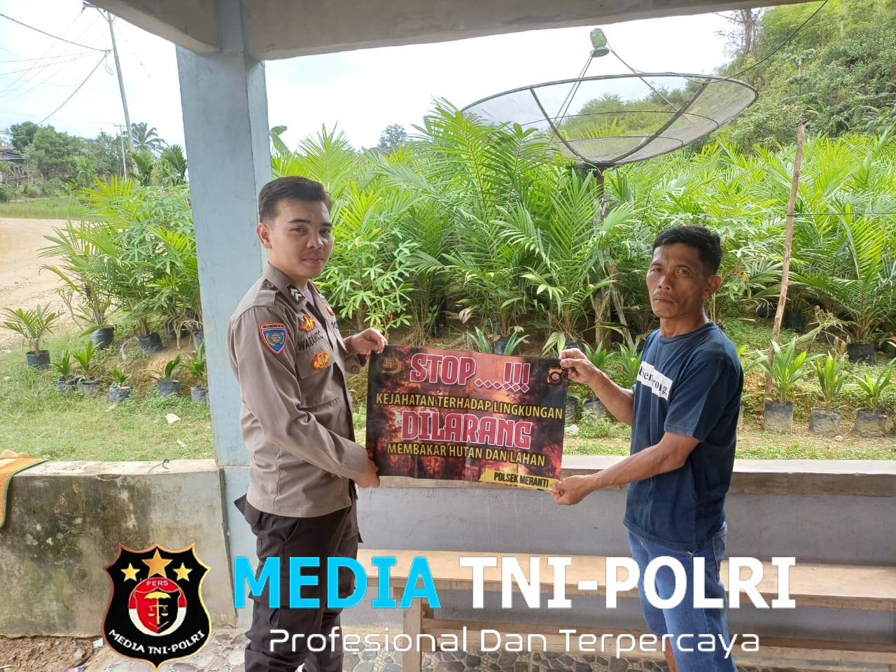 Musim Panas Bhabinkamtibmas Polsek Meranti Sosialisasi STOP Karhutla Menggunakan Banner