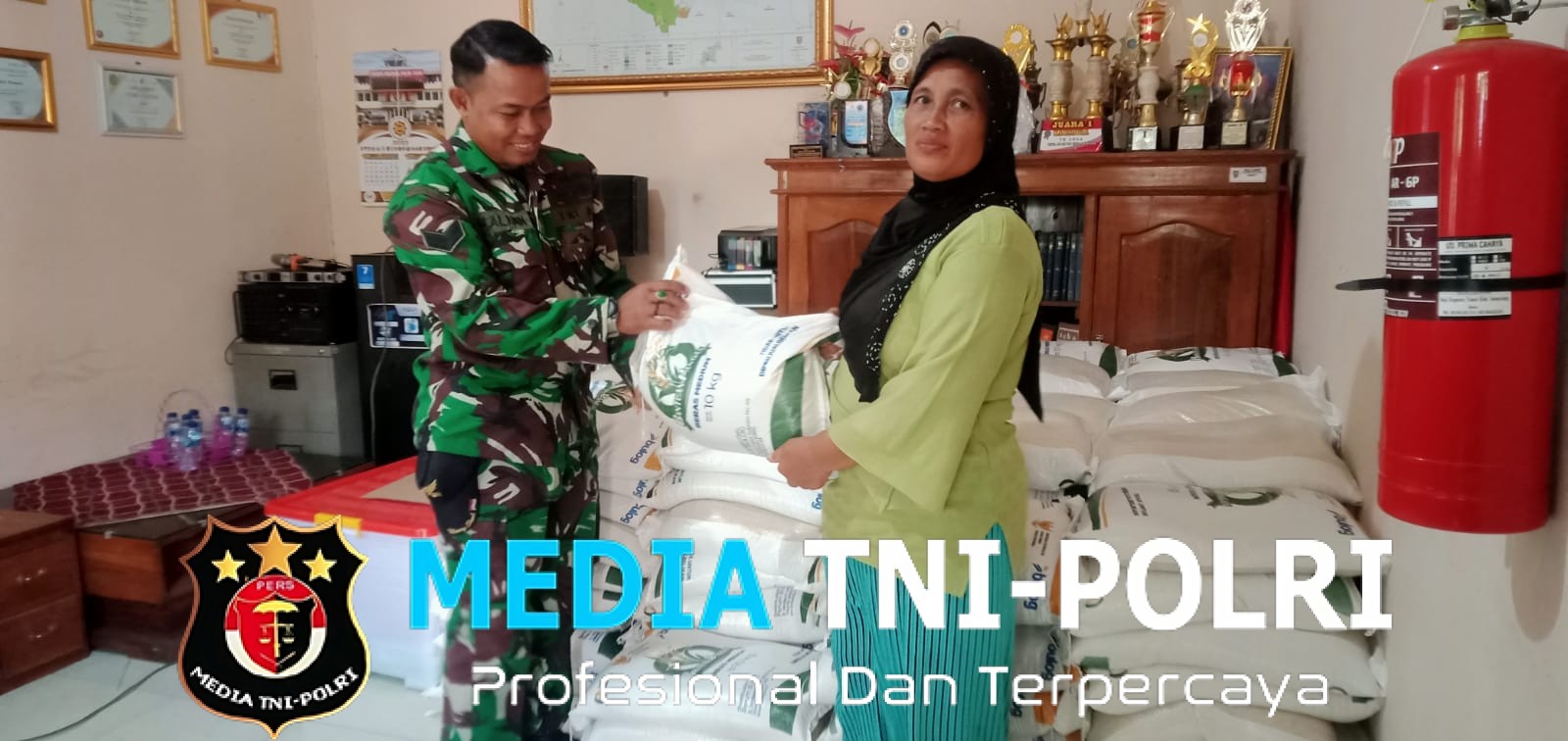 Babinsa Kemusu Dampingi Penyaluran Bantuan Beras untuk Warga Kedungmulyo