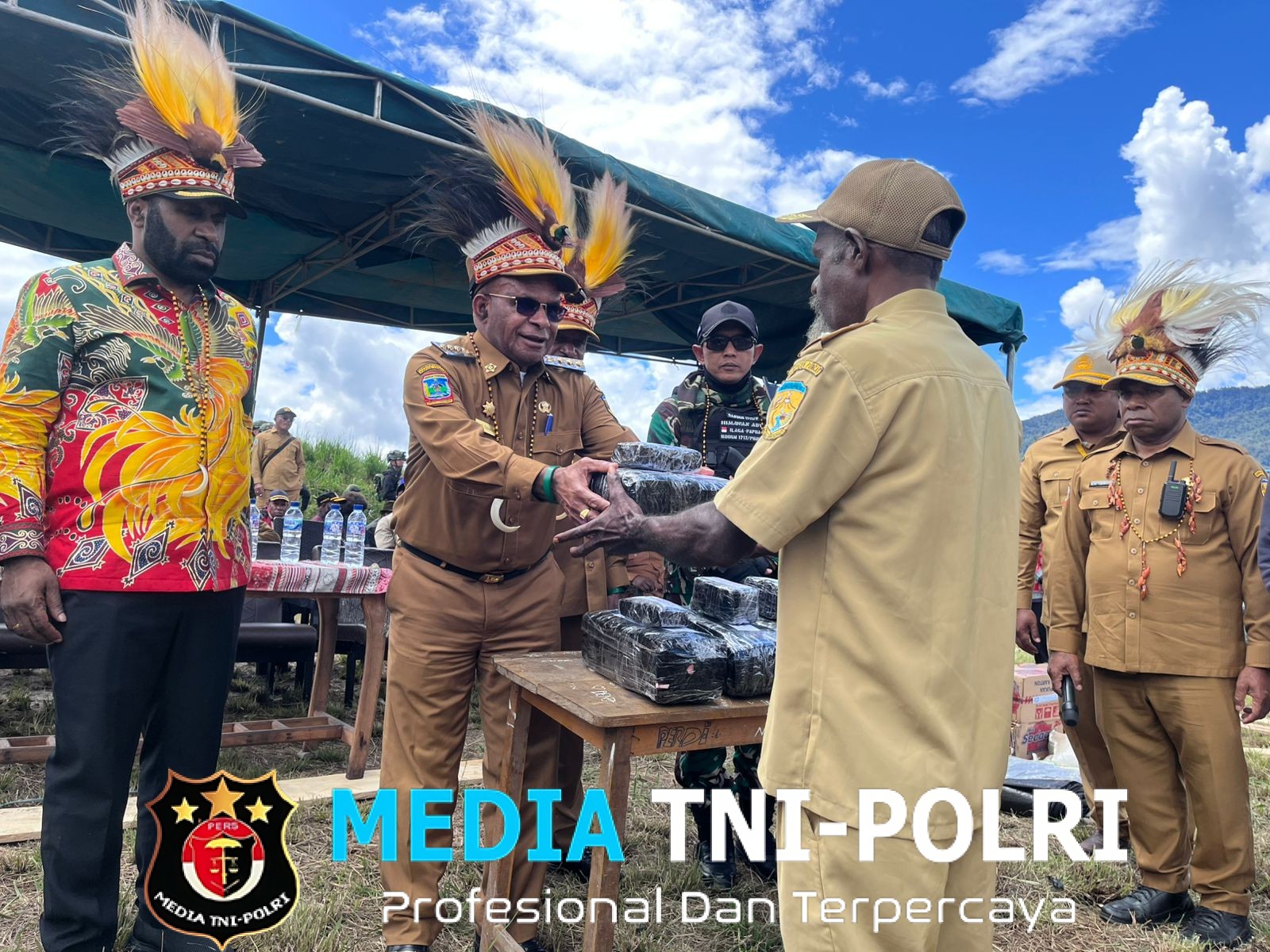 Satgas TNI Kawal Kunker Bupati Puncak Serahkan Dana Kampung dan Sembako, Teguhkan Komitmen Bangun Daerah Pedalaman