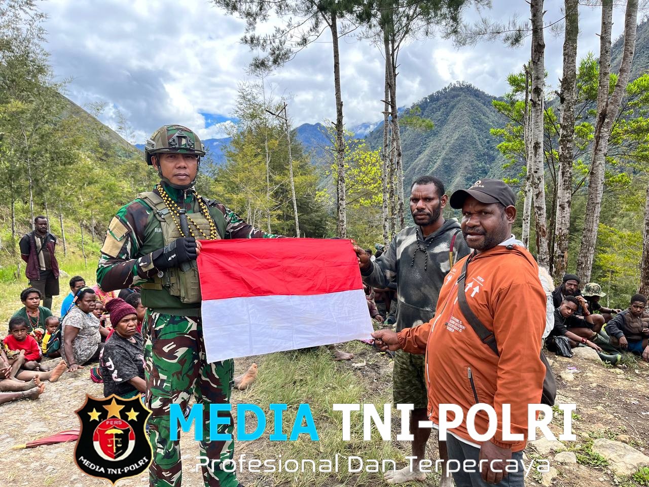 Satgas TNI Gelar Binter di Kampung Tuanggi, Bagikan Bendera Merah Putih dan Telur Untuk Tingkatkan Rasa Nasionalisme