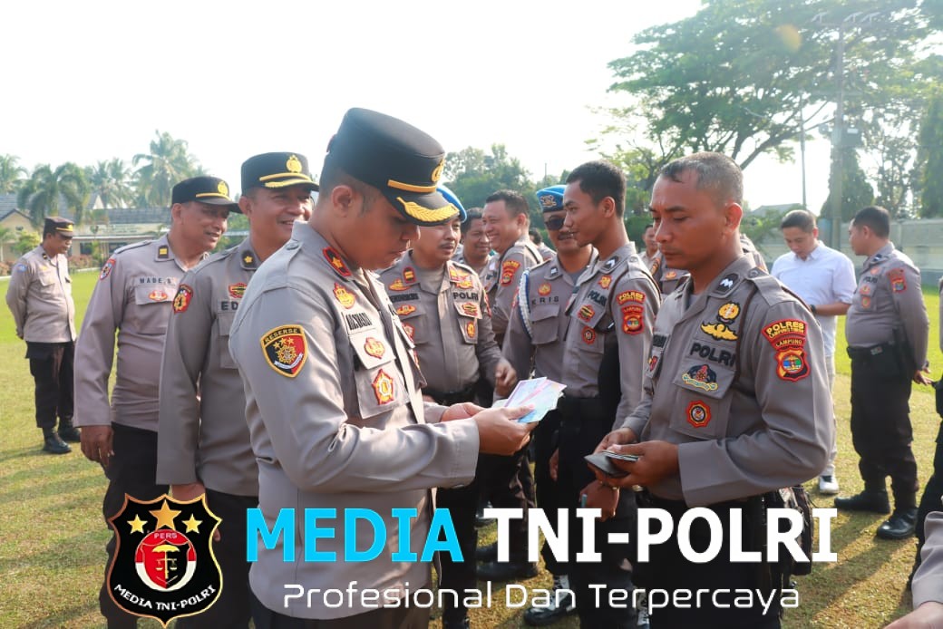 Mendadak, Wakapolres Lampung Timur Periksa Kelengkapan Hingga HP Personel