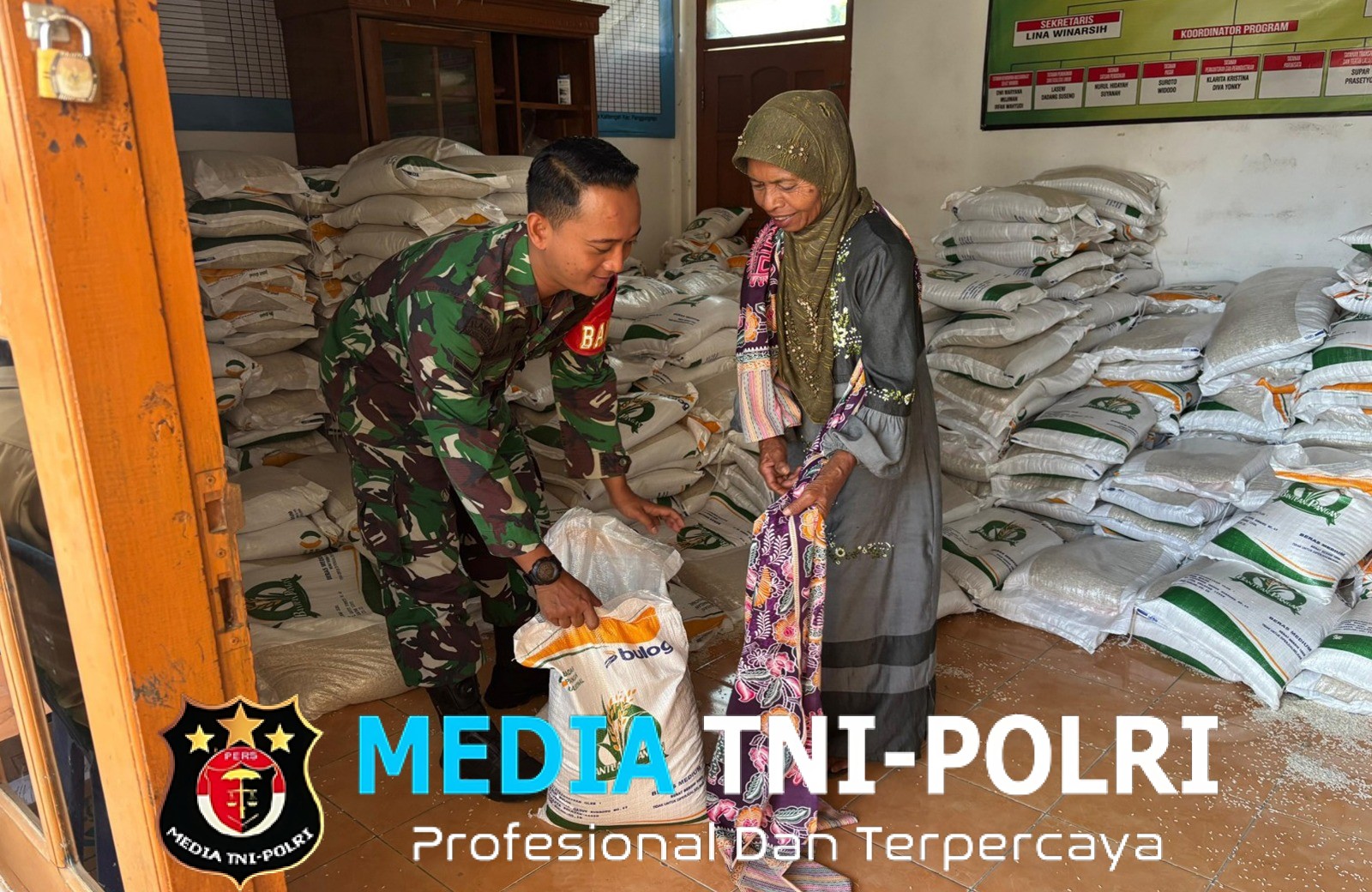 Babinsa Kalitengah Bersama Tiga Pilar Dampingi Penyaluran Bantuan Pangan Beras Bulog Untuk 502 Warga