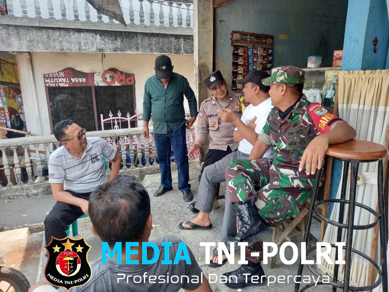 Sinergitas TNI-POLRI Sambang Kamtibmas, Tingkatkan Keamanan Lewat Patroli Dialogis Desa Dramaga.
