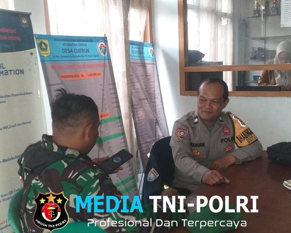 Sinergitas TNI dan Polri, Bhabinkamtibmas Polsek Cijeruk Bersama Babinsa Sambangi Warga di Desa Binaan