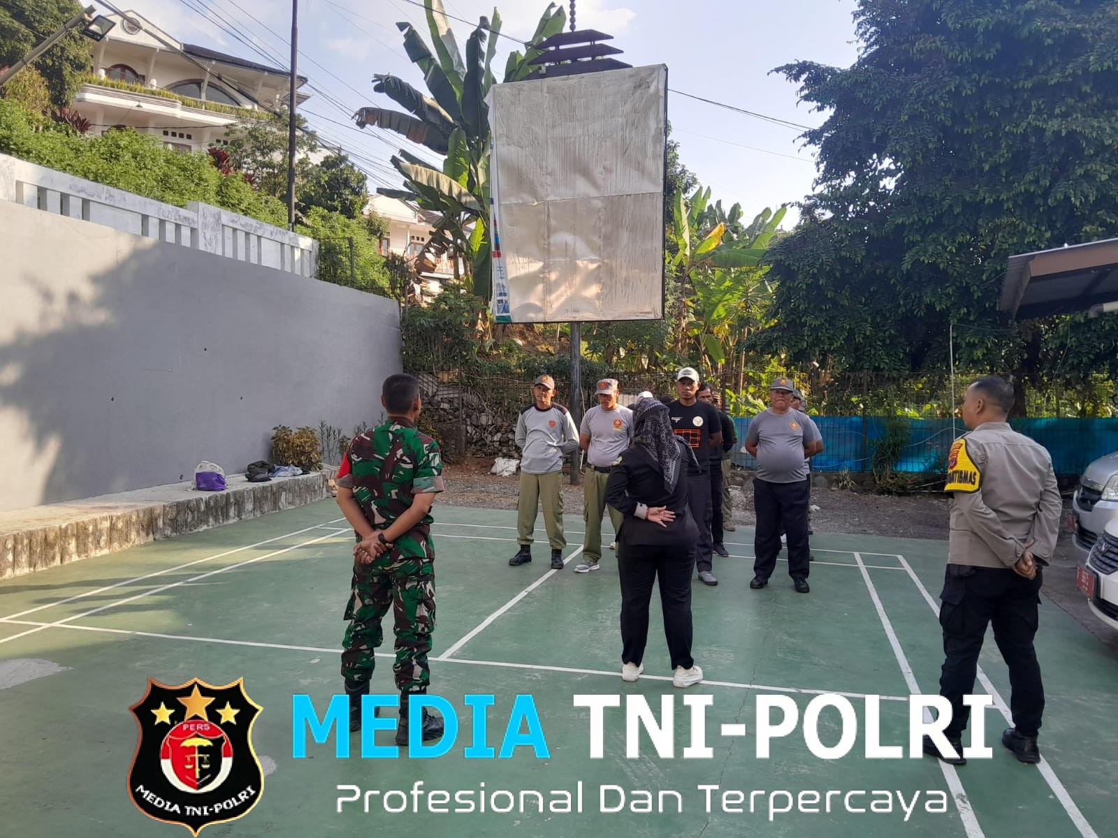 TNI- Polri Bersinergi: Bhabinkamtibmas dan Babinsa Latih PBB kepada Linmas Desa Cipayung Girang