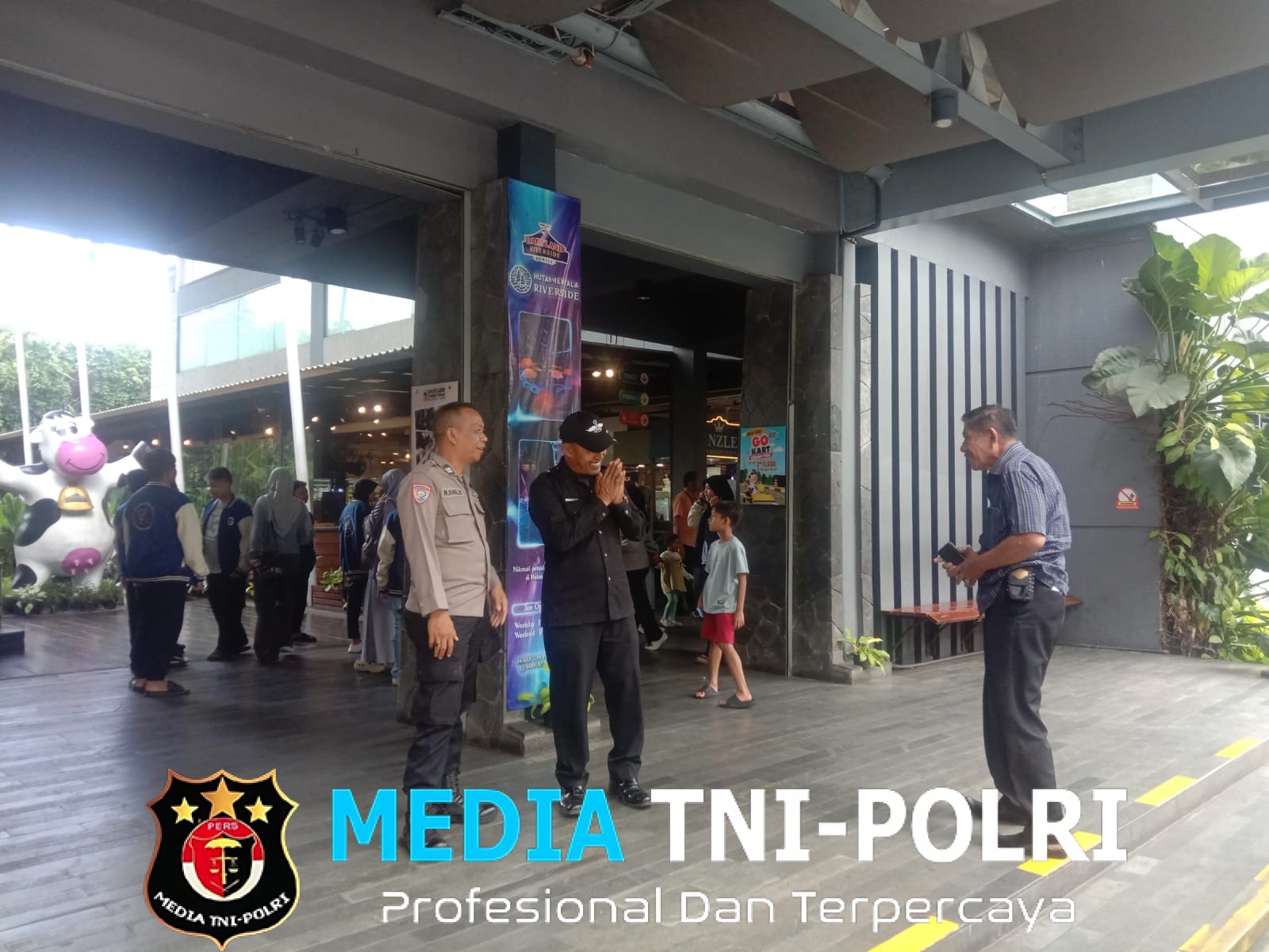 Bhabinkamtibmas Polsek Megamendung Lakukan Patroli di Kawasan Wisata Cimory 2 Jaga Kamtibmas 