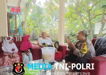 Giat Anjangsana Tingkatkan Sinergitas Polri dengan Toga di Desa Cikarawang dalam Menjaga Kamtibmas 
