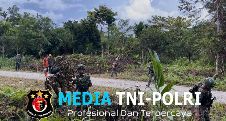 TNI dan Dinas PU Bersinergi Pos Dinmot Gelar Pembersihan Jalan Oksibil–Iwur