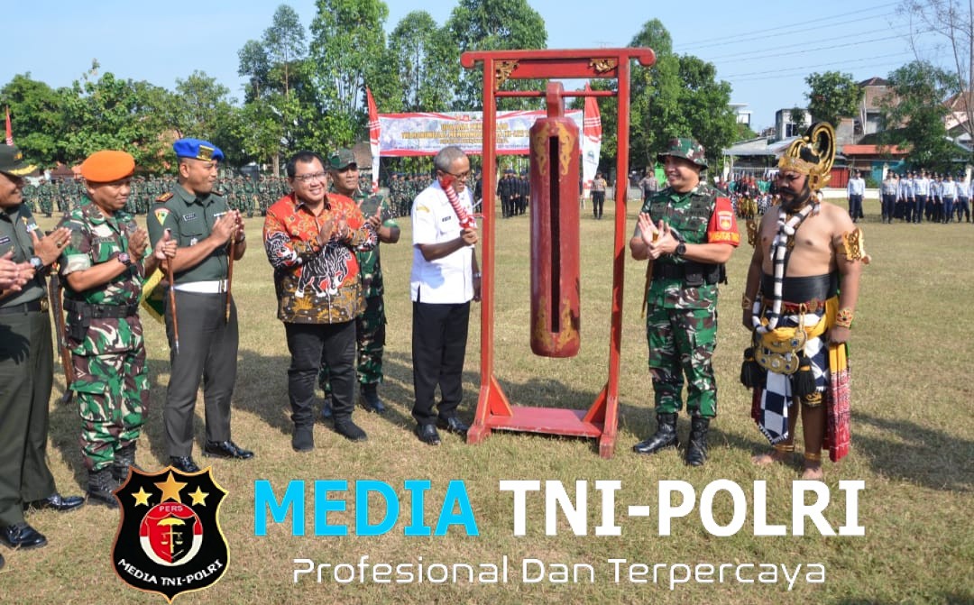 Pemukulan Kentongan Oleh Sekda Kota Surakarta Didampingi Forkopimda Menandai Pembukaan TMMD Reguler Ke-125 Kodim 0735/Surakarta