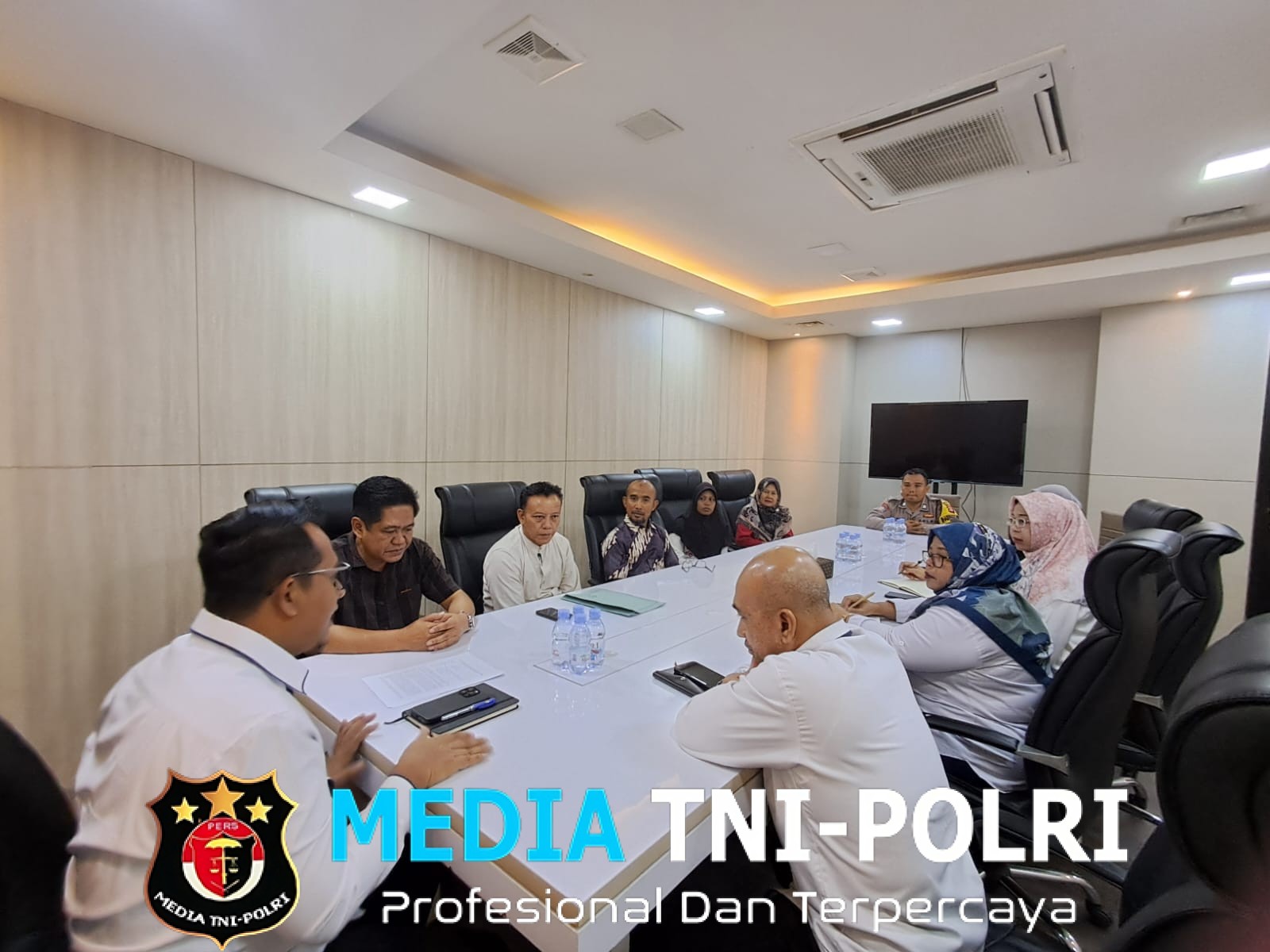 Bripka Sukadi Kawal Pemulangan Warga Pringsewu yang Terlilit Masalah Kerja di Jakarta