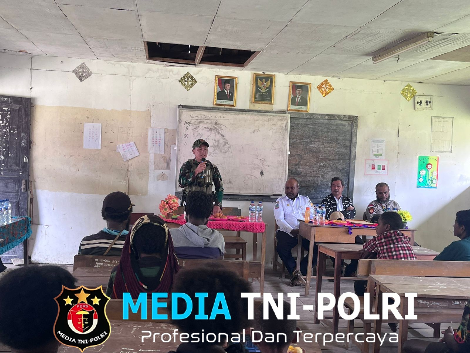 Satgas TNI Tanamkan Semangat Kebangsaan kepada Orang Tua Siswa SD Inpres Sinak