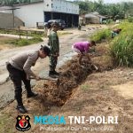 Polri Peduli Lingkungan , Polsek Mempawah Hulu Kerja Bakti Bersama Warga