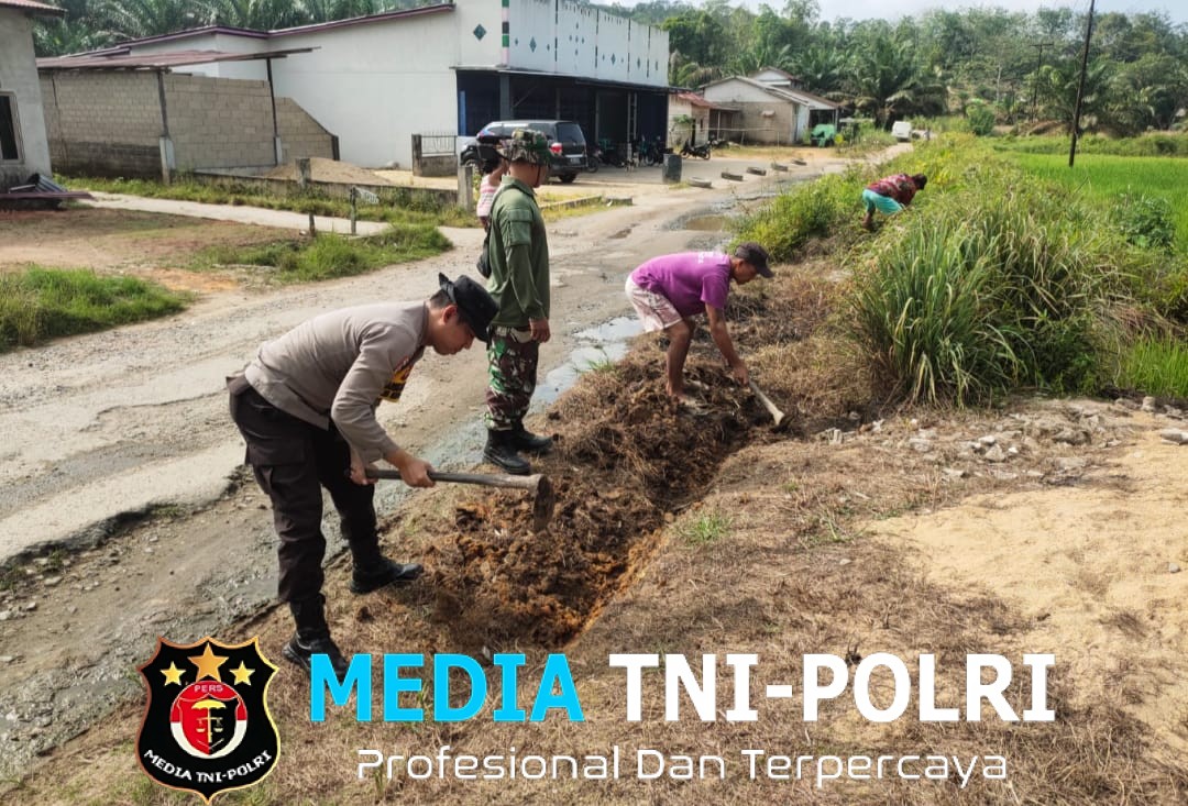 Polri Peduli Lingkungan , Polsek Mempawah Hulu Kerja Bakti Bersama Warga
