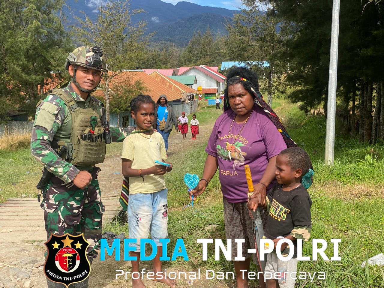 Manisnya Kasih di Tanah Kago Satgas TNI Menyapa dengan Hati, Bukan Sekedar Permen