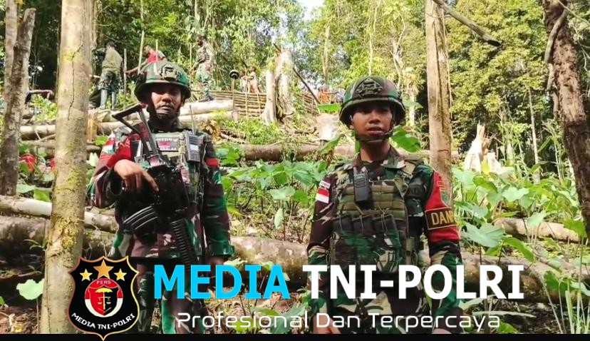 Satgas Pamtas Yonif 763/SBA Pos Afkrem Bantu Warga Buat Pagar Kebun di Kampung Afkrem