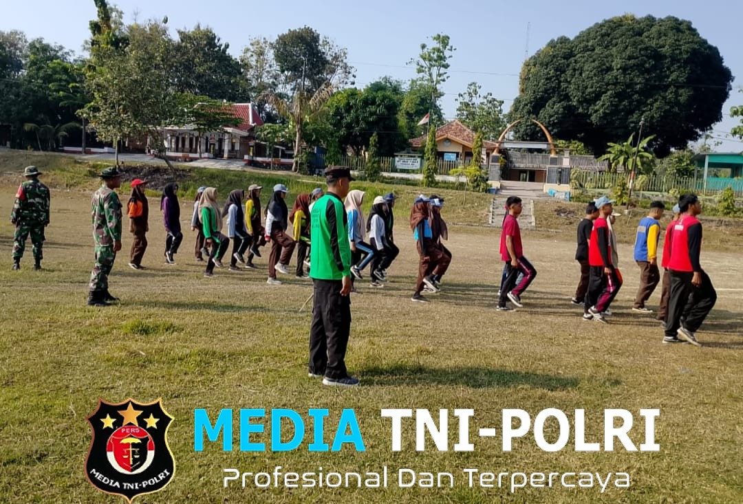 Babinsa Latih Baris-Berbaris Siswa SMK N I Gesi, Pupuk Kedisiplinan dan Nasionalisme