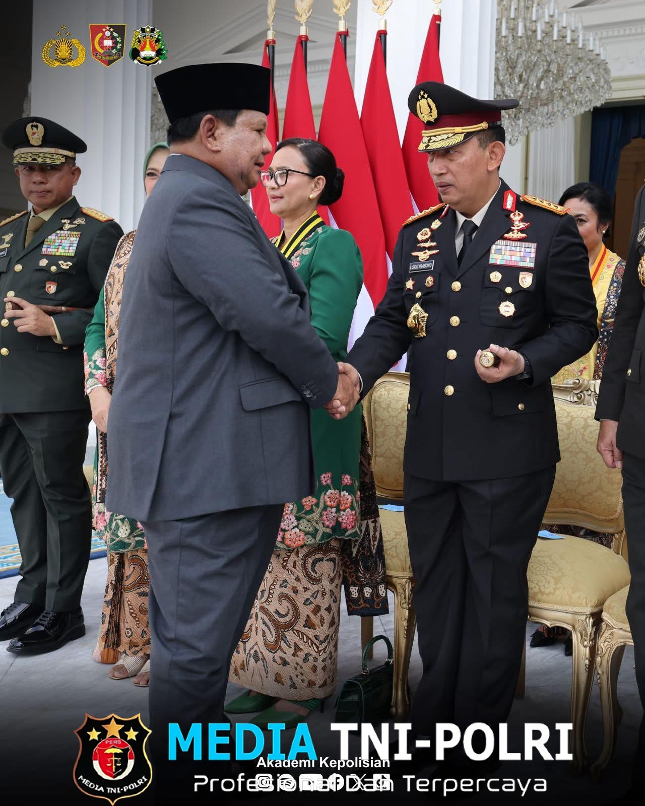 Kapolri Dampingi Presiden Prabowo Lantik 2000 Praspa TNI-Polri di Halaman Istana Merdeka