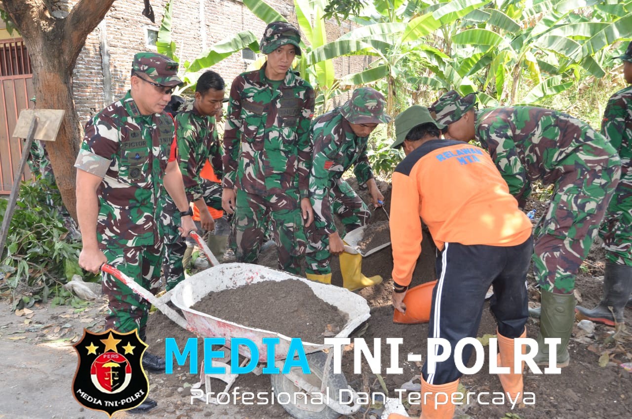 Tinjau Lokasi TMMD, Dansatgas TMMD Reguler Ke-125 Membaur Bersama Anggota Dan Warga Kerjakan Sasaran Fisik