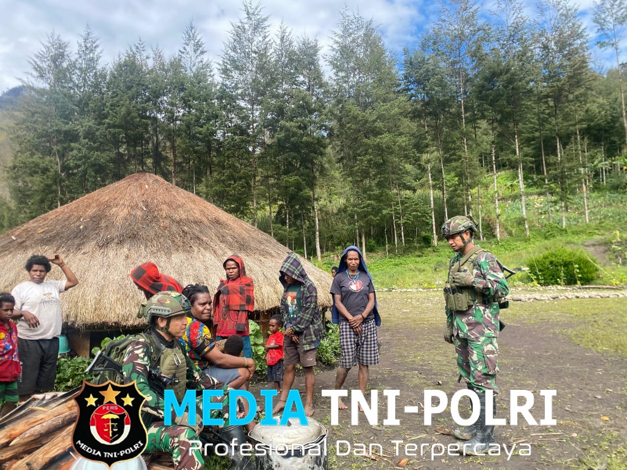 TNI dan Rakyat Menyatu dalam Duka Satgas TNI Hadiri Bakar Batu di Kampung Mayuberi