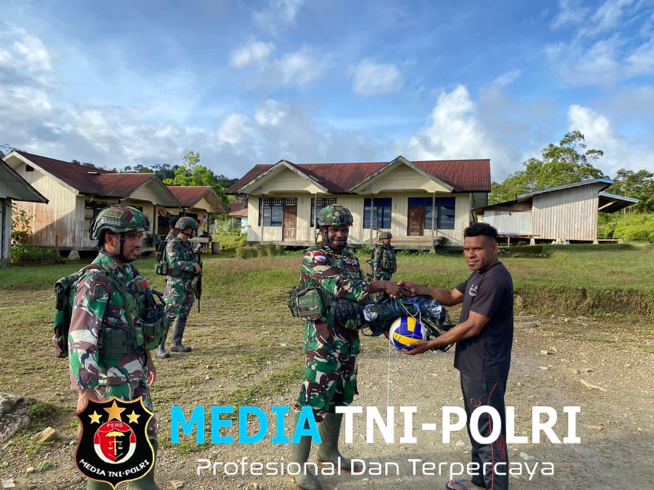 TNI Bawa Semangat Olahraga ke Tarup Kota Pos Tarup Gelar Anjangsana dan Serahkan Bantuan Voli