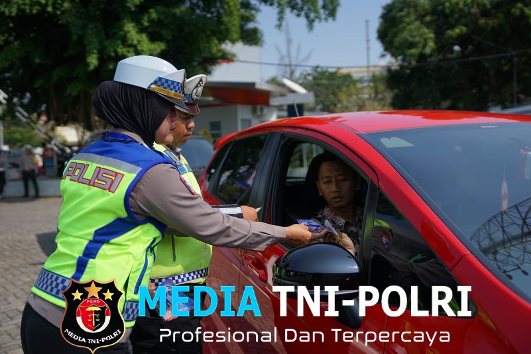 Apresiasi Ketaatan Masyarakat Bayar Pajak Kendaraan, Petugas Bagikan Puluhan Hadiah Pada Pengendara yang Tertib