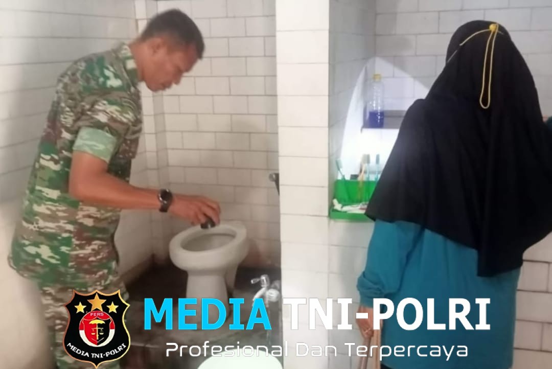 Babinsa Bersama Bidan Desa Cek Tampungan Air, Cegah DBD