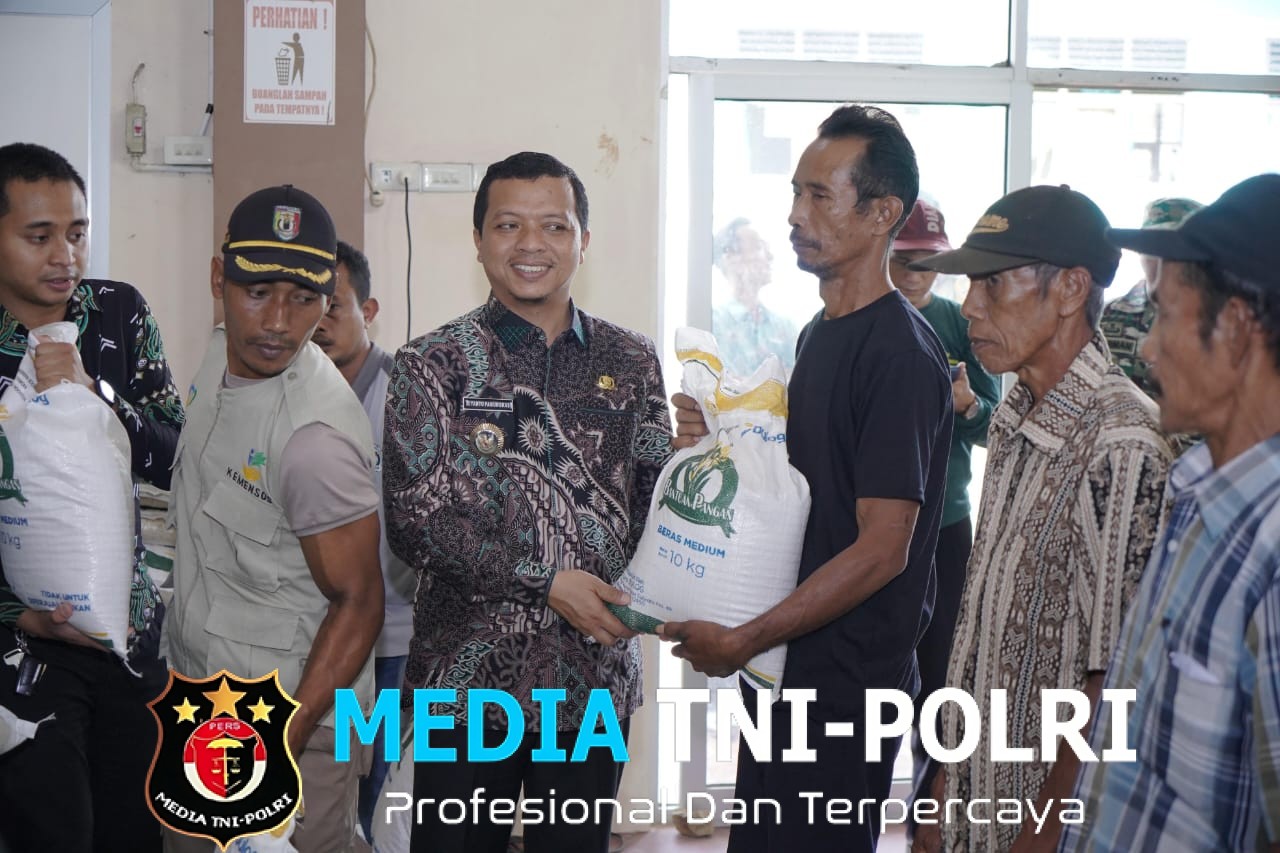Bupati Pringsewu Tinjau Penyaluran Bantuan Pangan Di Dua Pekon