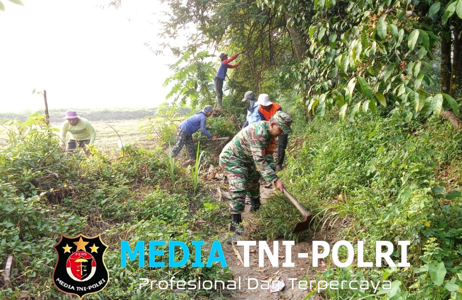 Babinsa Desa Salam Dan Poktan Rukun Makmur Gelar Kerja Bakti Bersihkan Akses Jalan Persawahan Di Dusun Centong