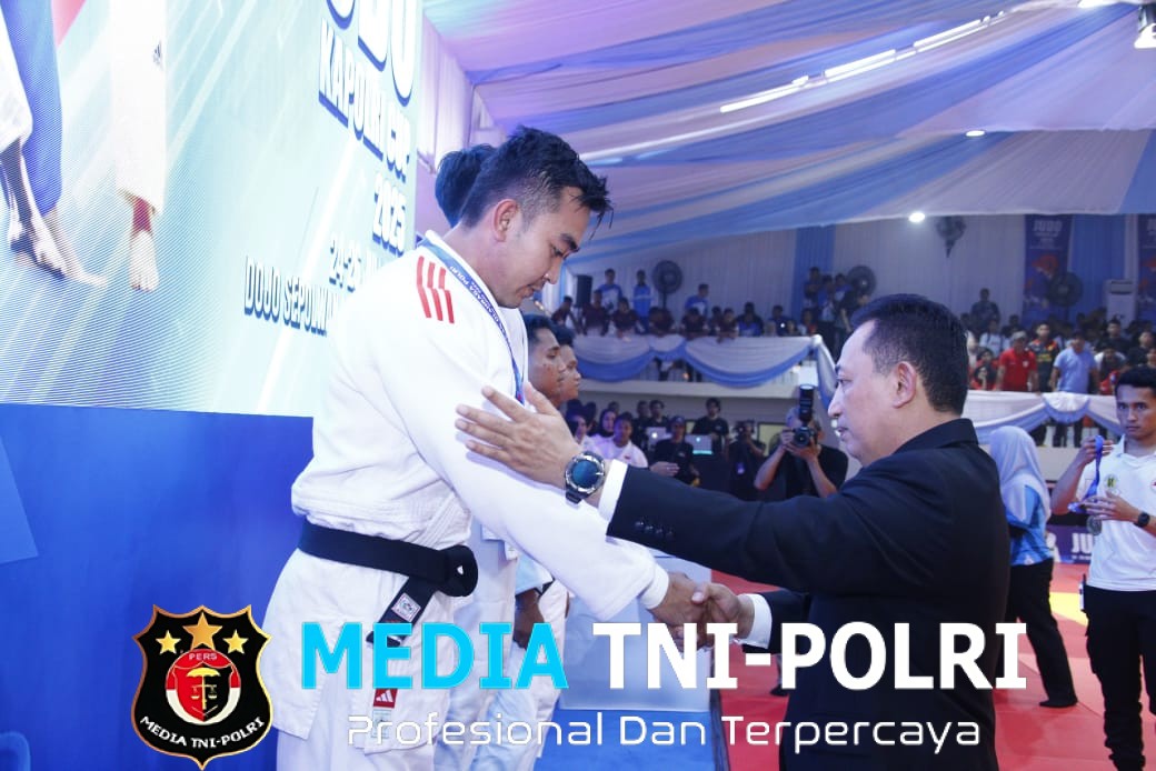 Kapolri Jadi Wasit di Kejuaraan Judo Kapolri Cup 2025