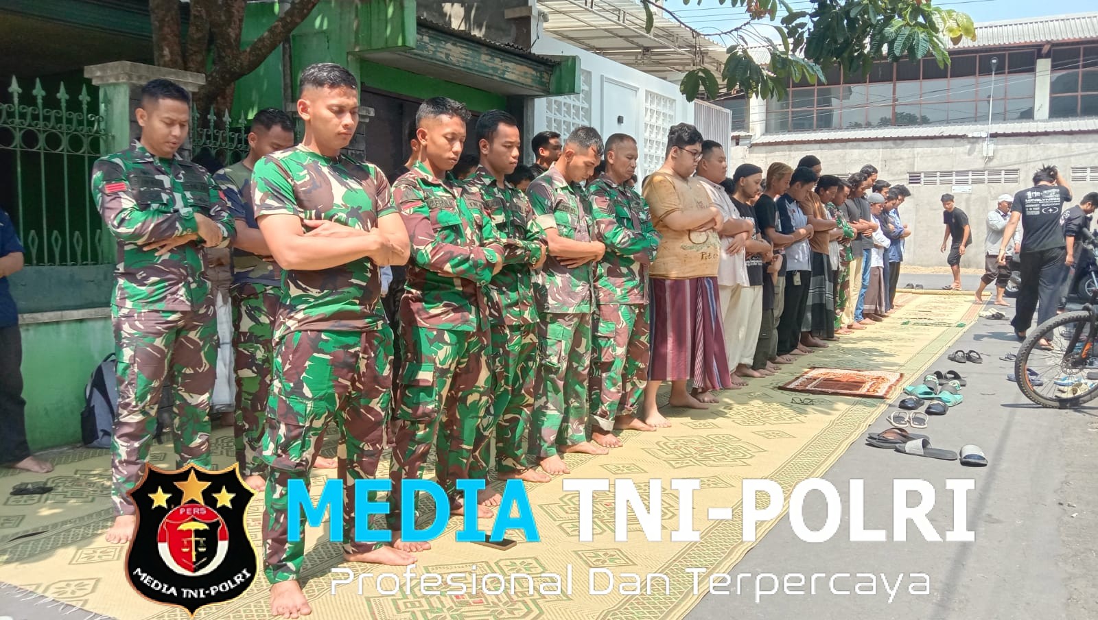 Satgas TMMD Reguler Ke-125 Kodim 0735/Surakarta Membaur Bersama Masyarakat Laksanakan Sholat Jum’at di Lokasi TMMD