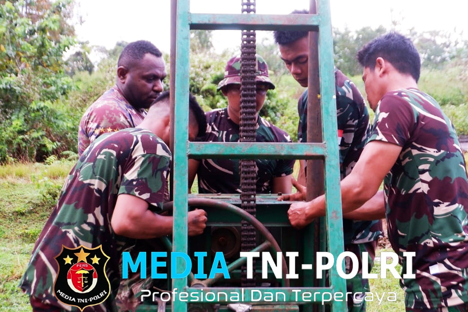 Di Bawah Terik Mentari, TNI Wujudkan Amanah Rakyat Akan Air Bersih