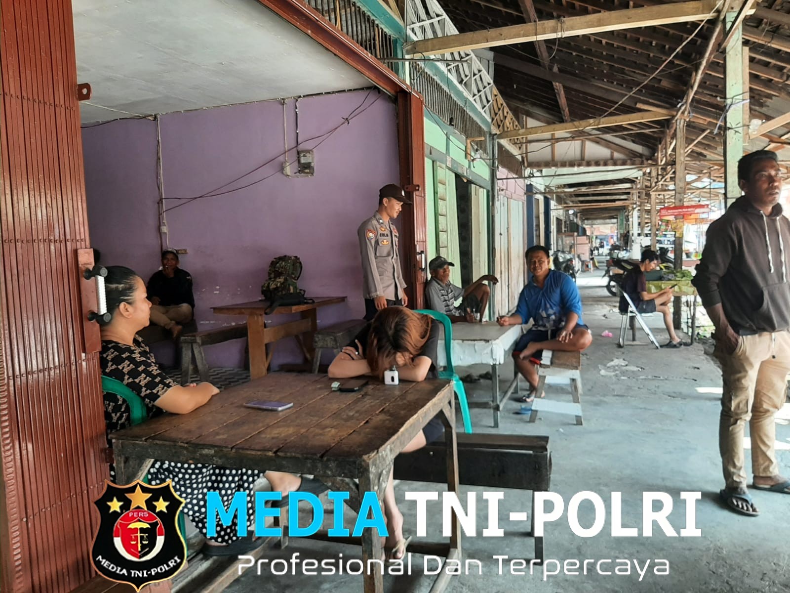 Polisi Sambangi Warga Demi Jaga Kamtibmas di Pasar