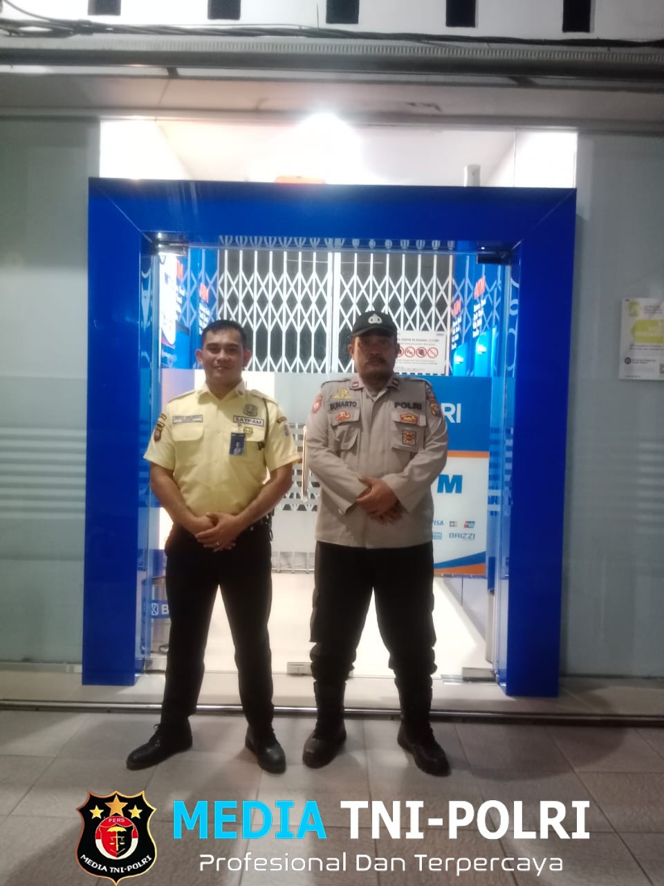 Patroli Malam Hari Polsek Ngabang Di Areal Pertokoan Untuk Menekan Aksi Kriminalitas