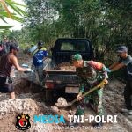 Babinsa Koramil 1015-03/MB Ketapang Bersama Warga Baiki Jalan Yang Rusak