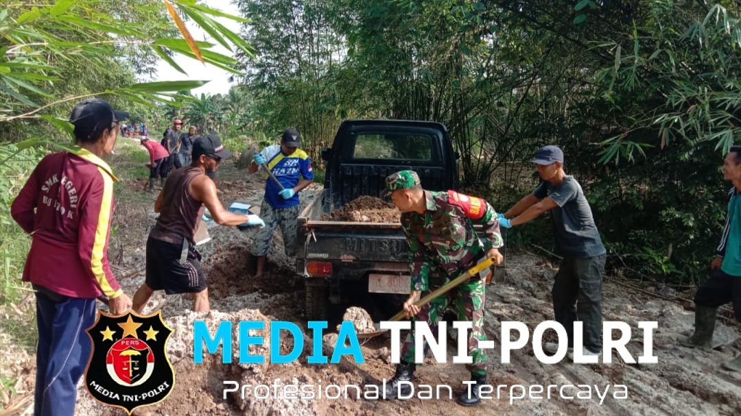 Babinsa Koramil 1015-03/MB Ketapang Bersama Warga Baiki Jalan Yang Rusak