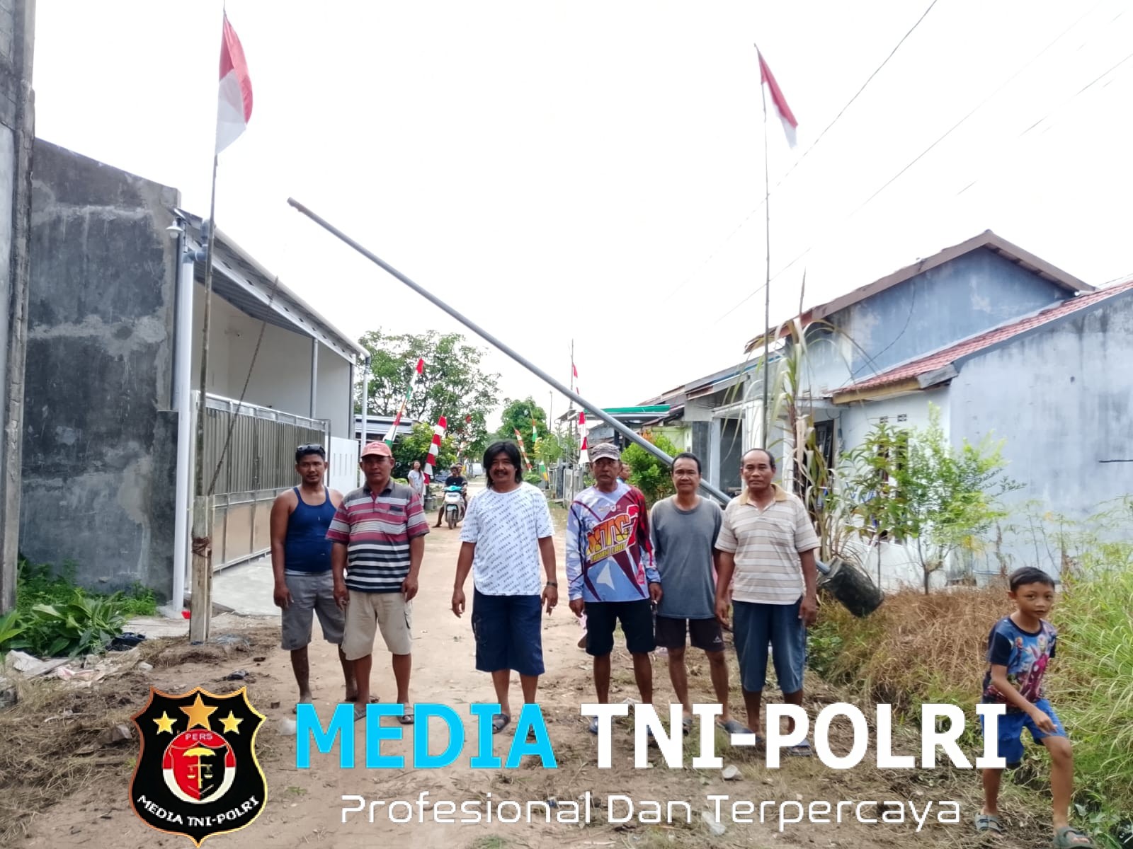 Warga Jalan TVRI Gotong Royong Dalam Rangka Menyambut HUT RI yang ke 80