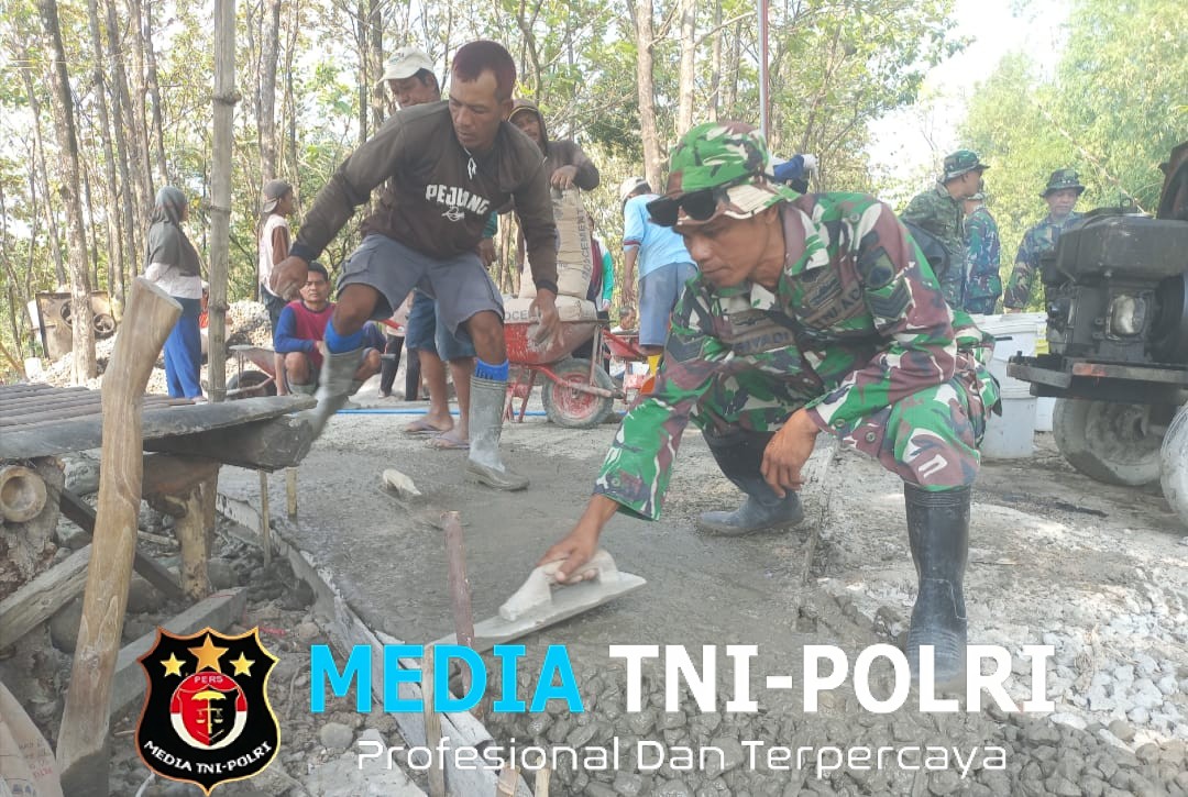 Gotong Royong Panas-Panasan, Satgas TMMD Kebut Pembangunan Jalan Rabat Beton di Sarimulyo