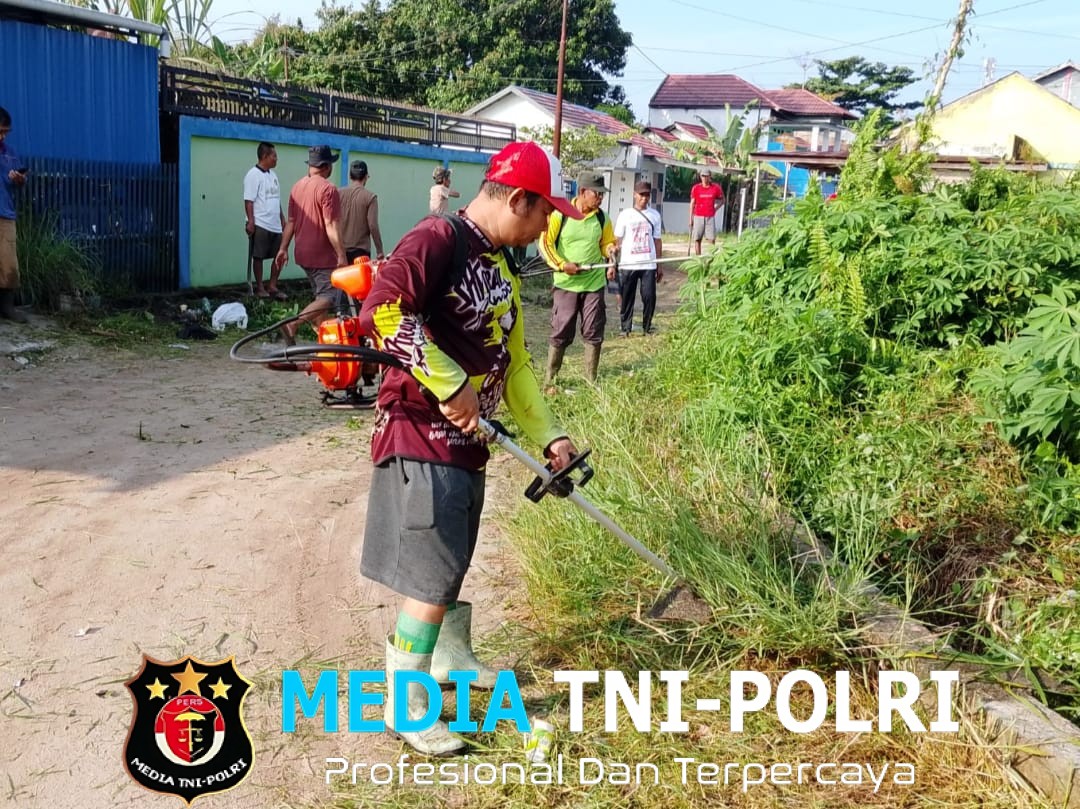 Ketua Rt 17 Bersama Warga Perumahan Bukit Permai Kerja Bakti Memotong Rumput dan Baiki Jalan yang Rusak