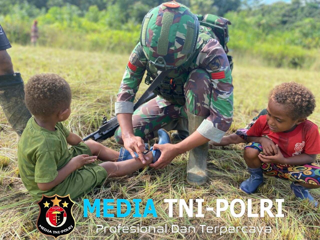 TNI dan Anak-Anak Denom Tersenyum Bersama di Tengah Karya Bakti Penuh Kasih