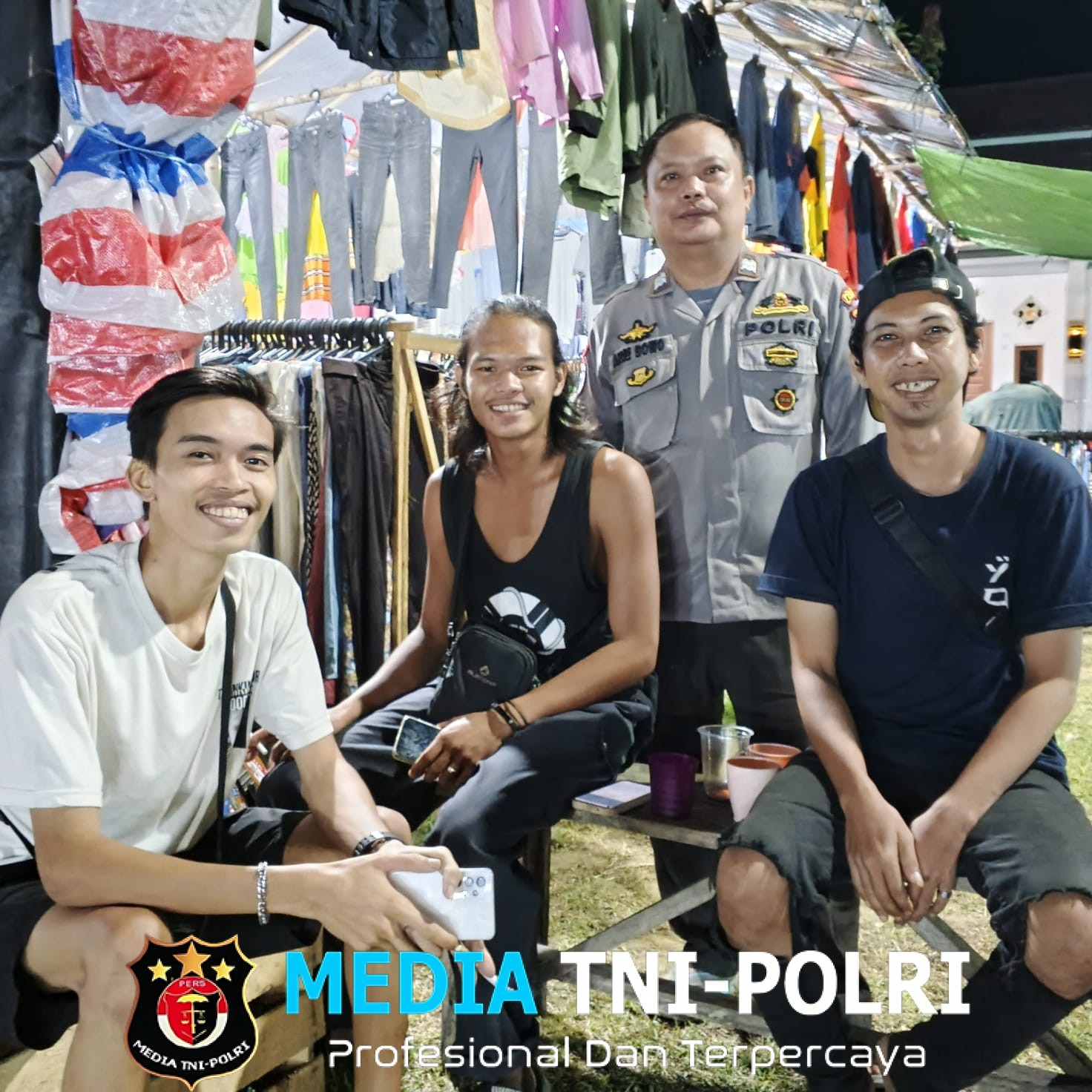 Tingkatkan Keamanan, Polisi Patroli Malam Sambangi Warga nya