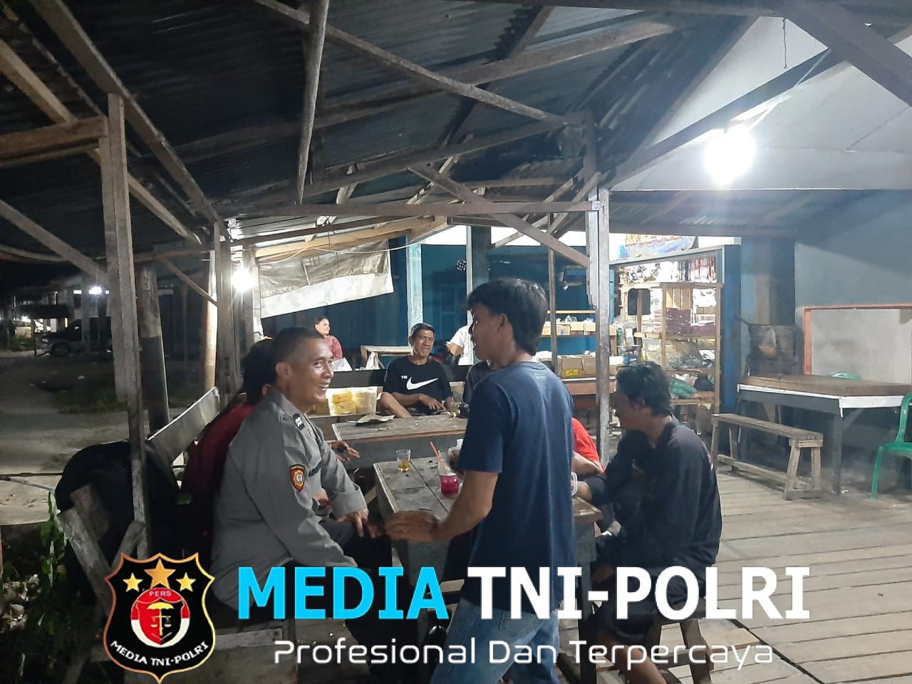 Ngopi Bareng Warga, Cara Polsek Mandor Jaga Kamtibmas dengan Humanis