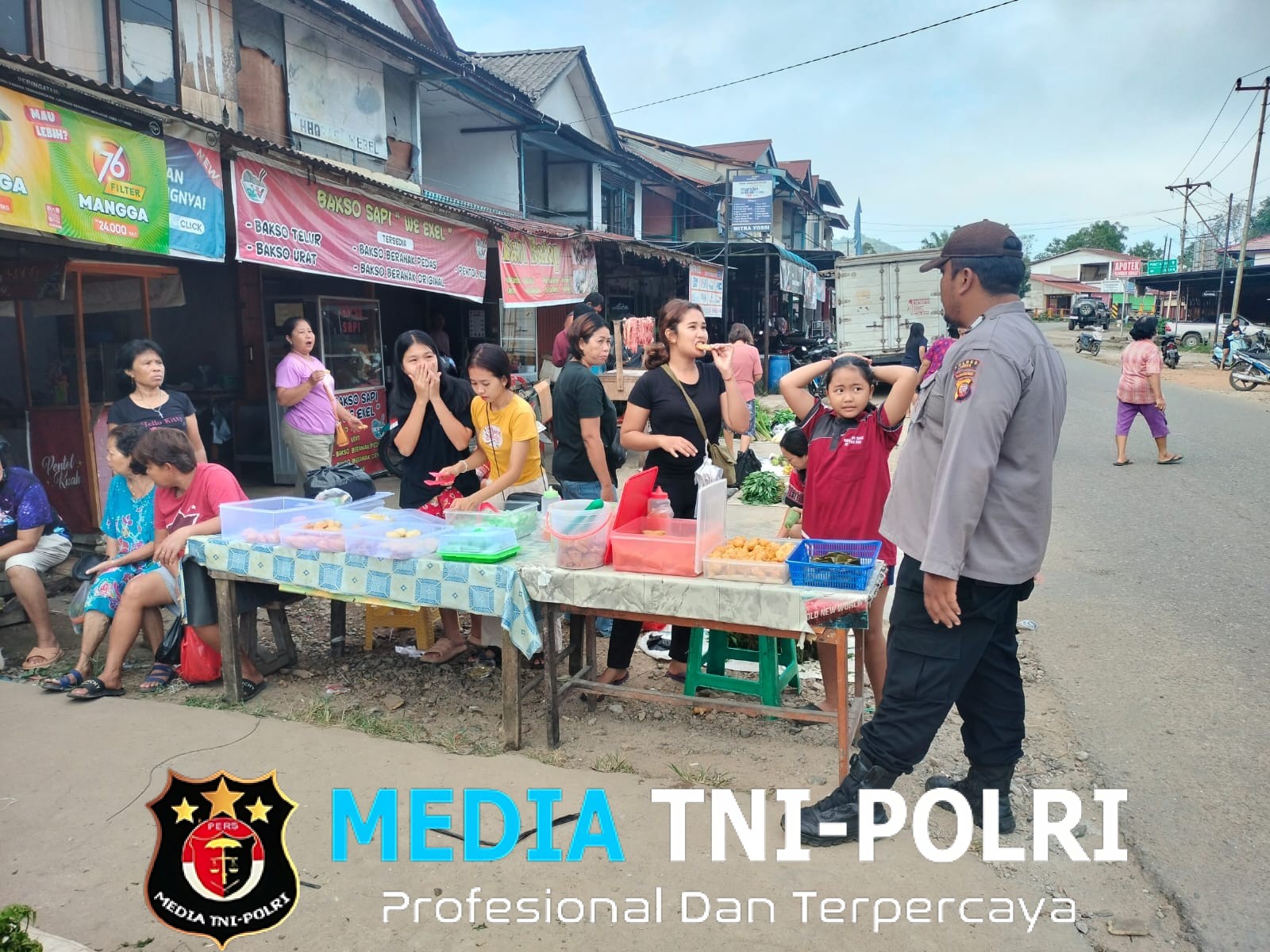 Di Bawah Terik Matahari, Petugas Polsek Sengah Temila Tetap Sambangi Warga dalam Patroli Siang Hari