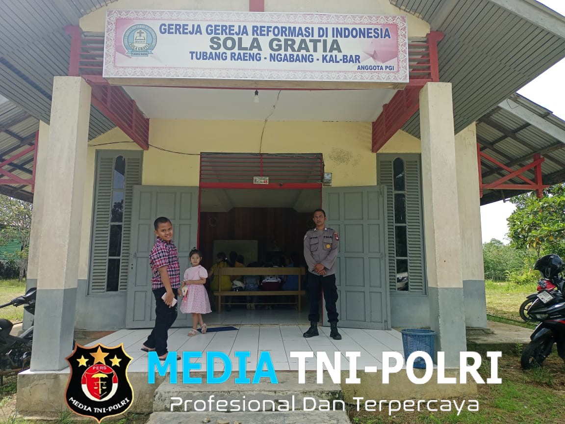 Personil Polsek Ngabang Laksanakan Pengamanan Di Gereja Untuk Ciptakan Situasi Kondusif