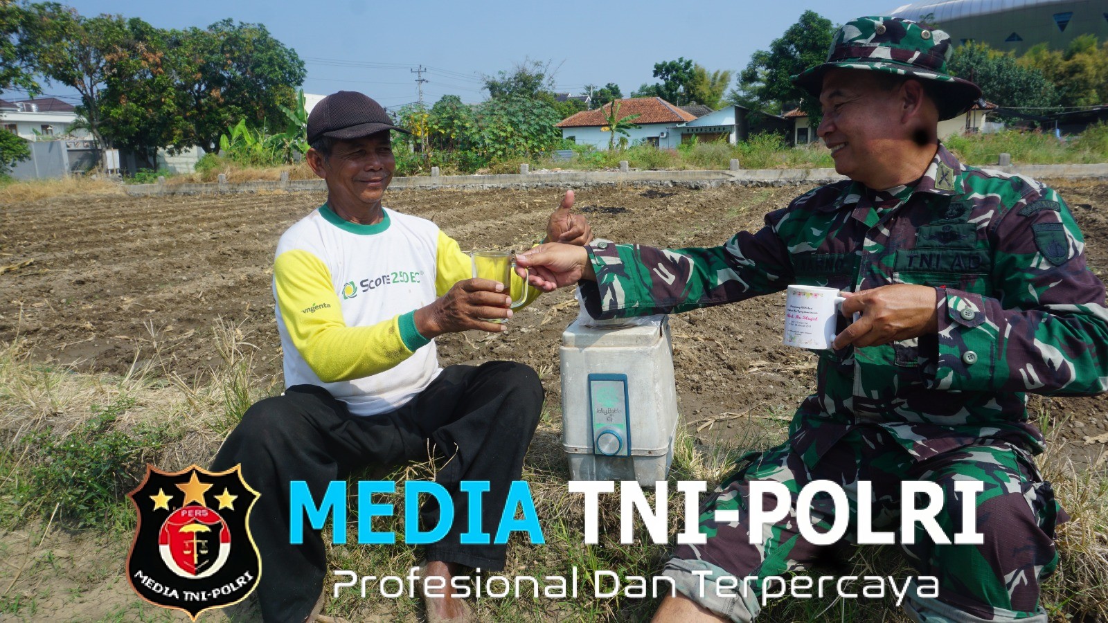 Canda Tawa Warnai Waktu Istirahat Satgas TMMD Reguler Ke-125 Kodim 0735/Surakarta Bersama Warga