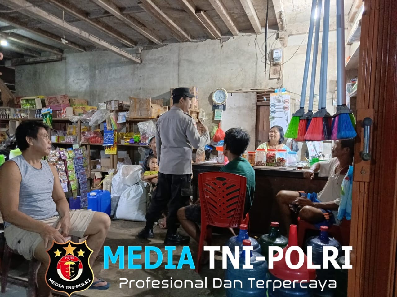 Polisi Sapa Warga di Teras Rumah dan Warung, Begini Pesan Humanis yang Disampaikan