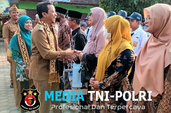 Silaturahmi Ke SMPN 1 Pringsewu, Bupati Riyanto Pamungkas Jadi Pembina Upacara Bendera